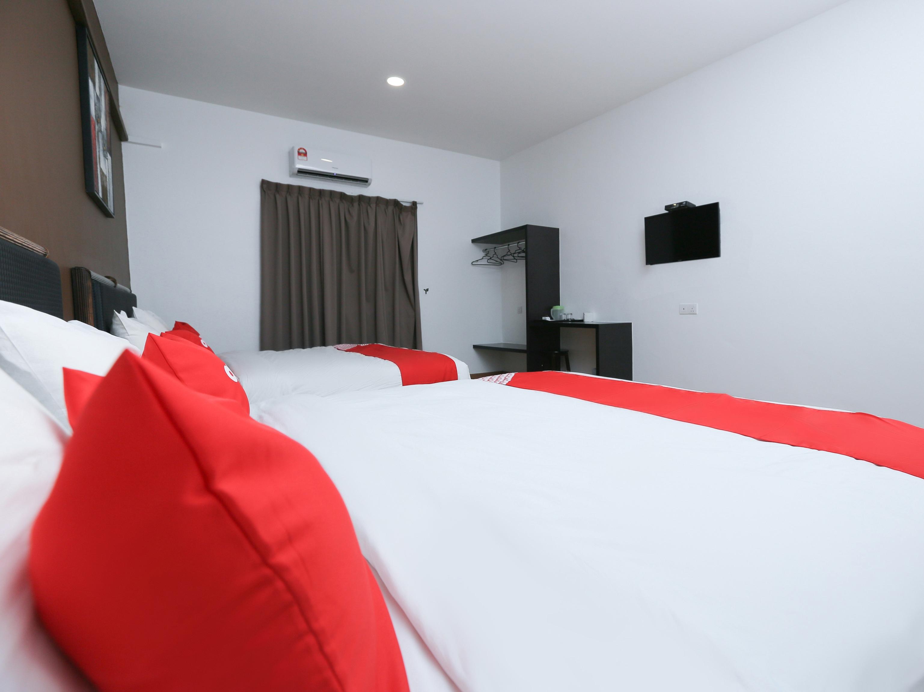 Oyo 89915 East Mount Hotel Kukup Bagian luar foto