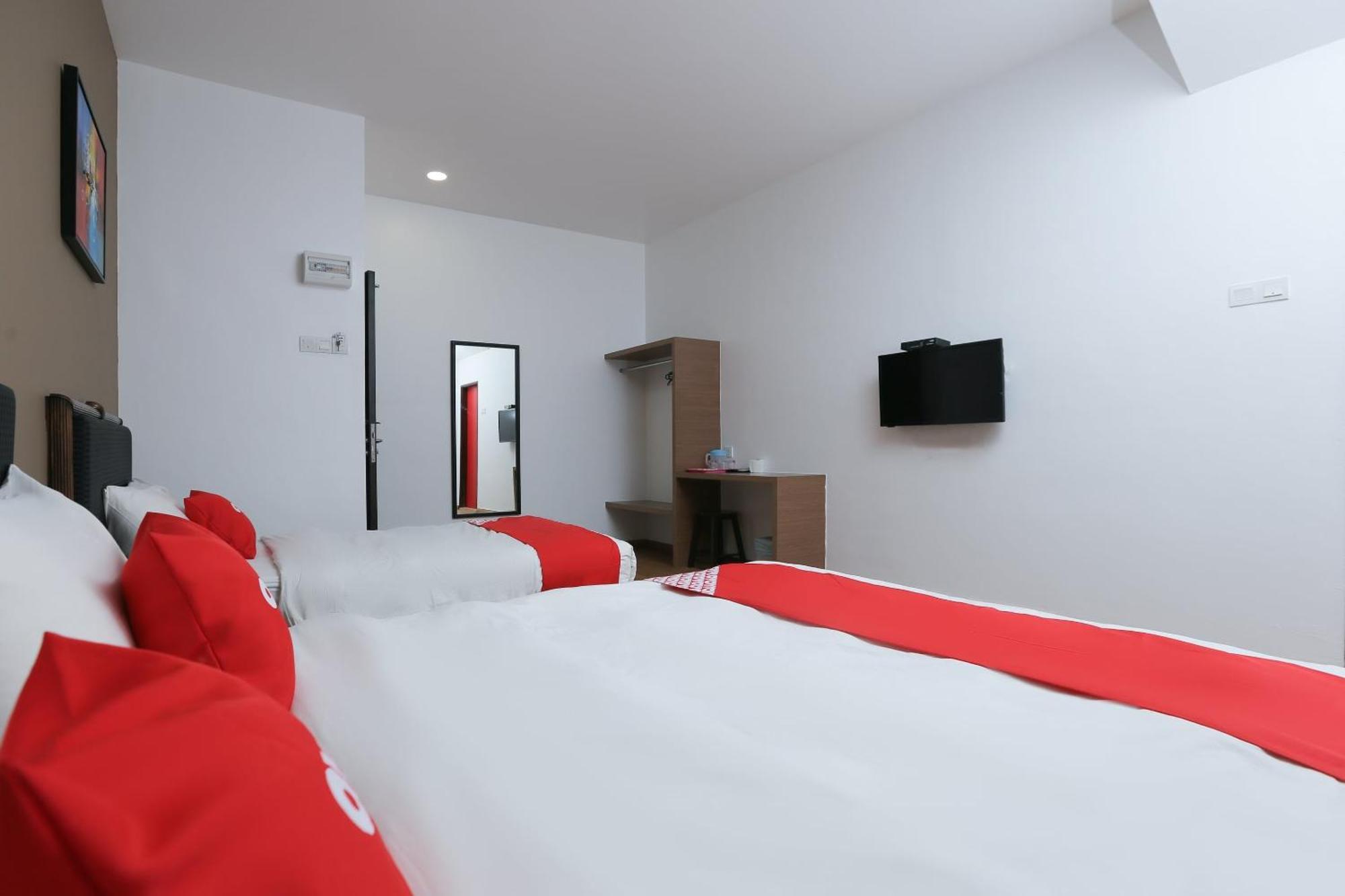 Oyo 89915 East Mount Hotel Kukup Bagian luar foto