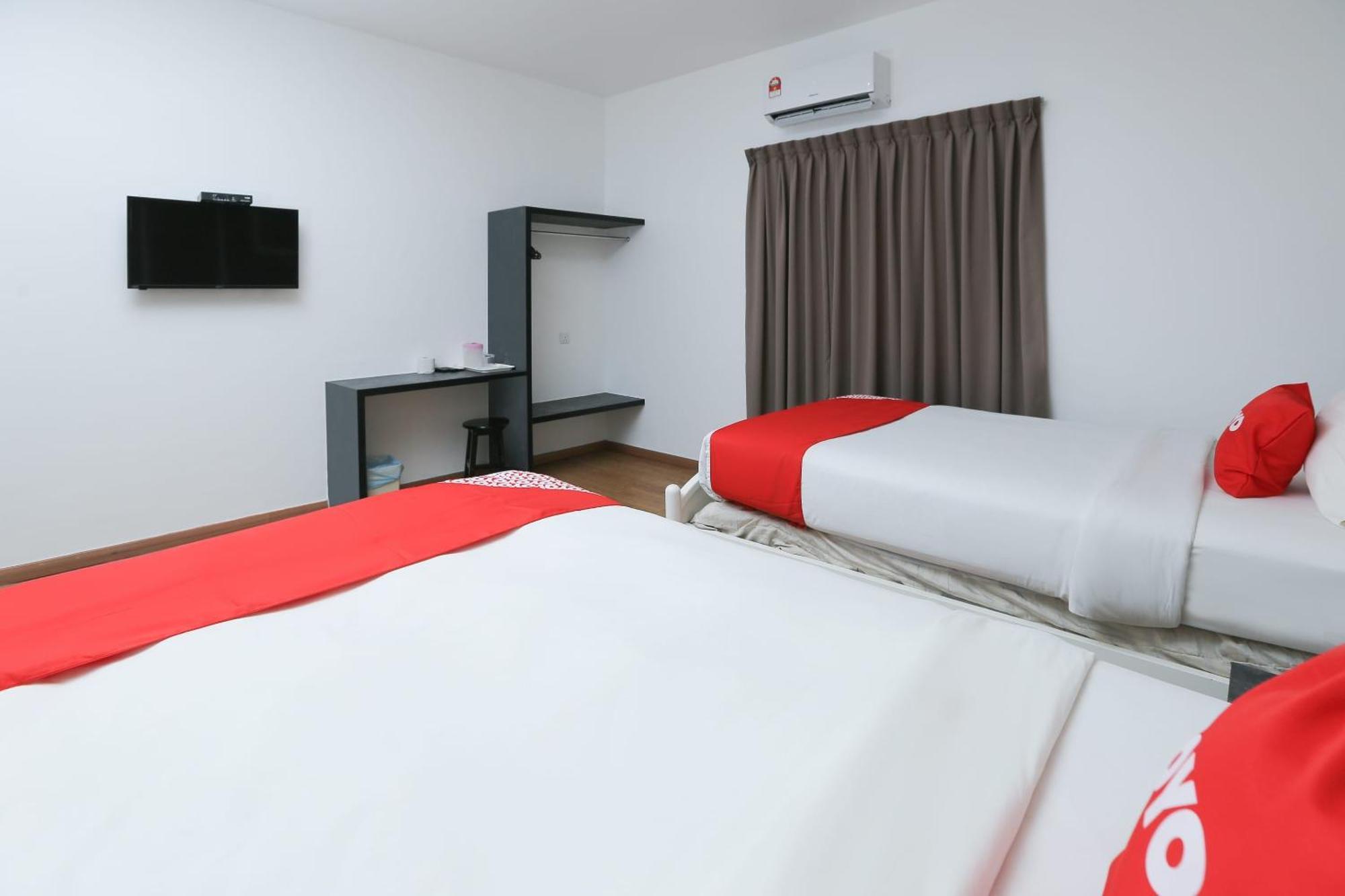Oyo 89915 East Mount Hotel Kukup Bagian luar foto