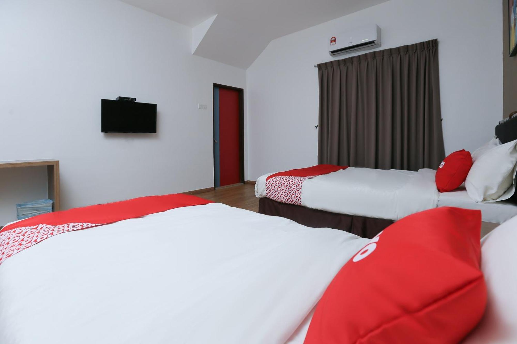 Oyo 89915 East Mount Hotel Kukup Bagian luar foto