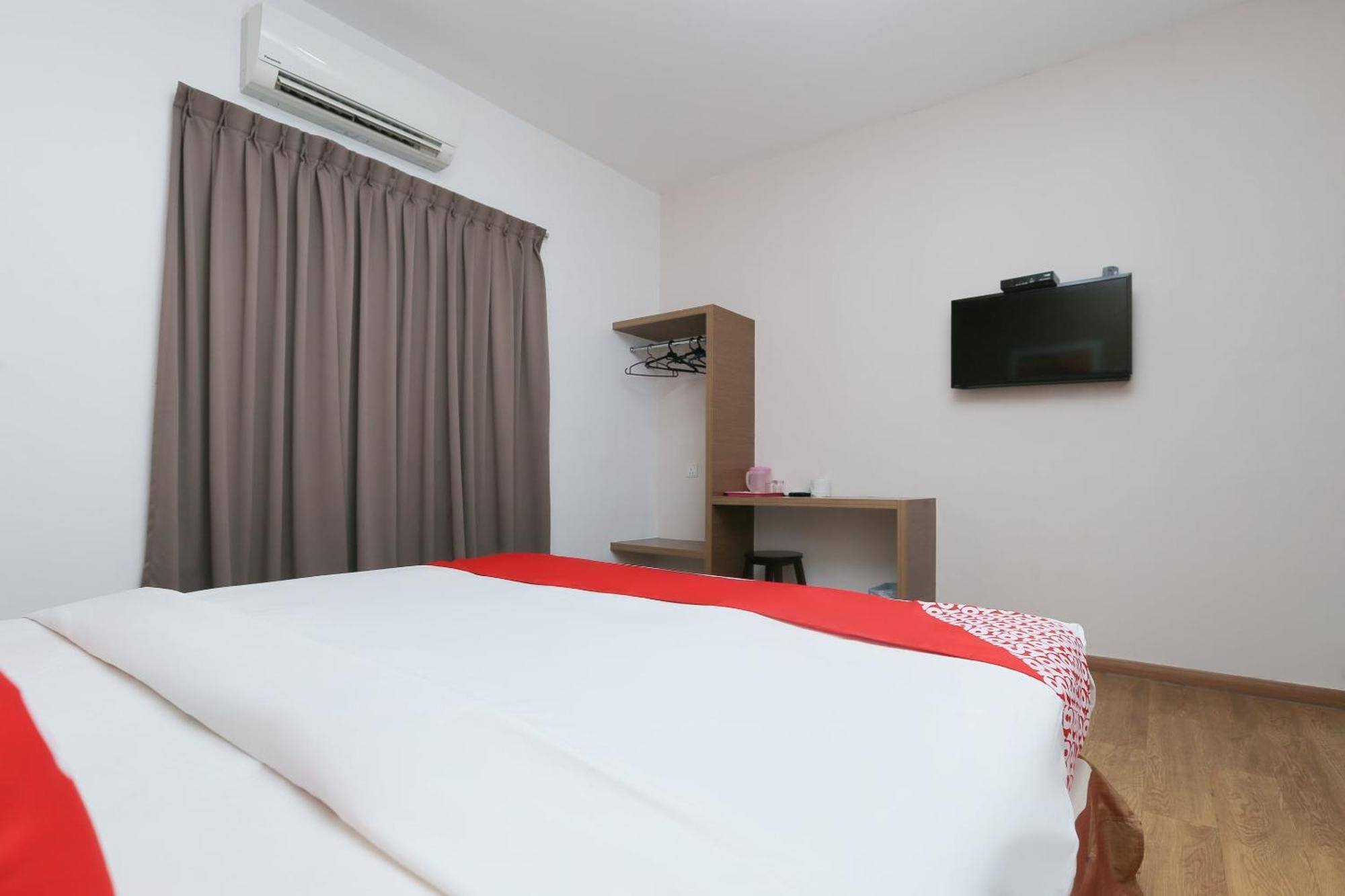 Oyo 89915 East Mount Hotel Kukup Bagian luar foto