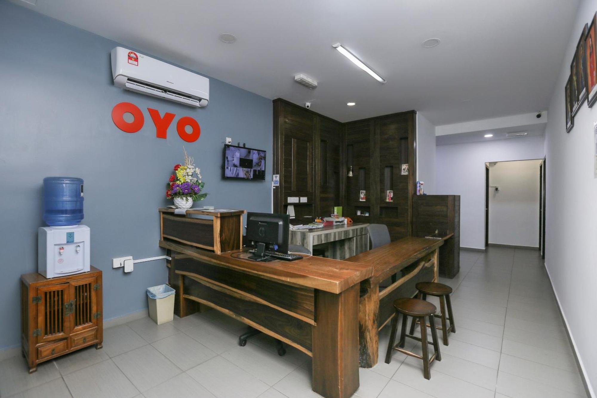 Oyo 89915 East Mount Hotel Kukup Bagian luar foto