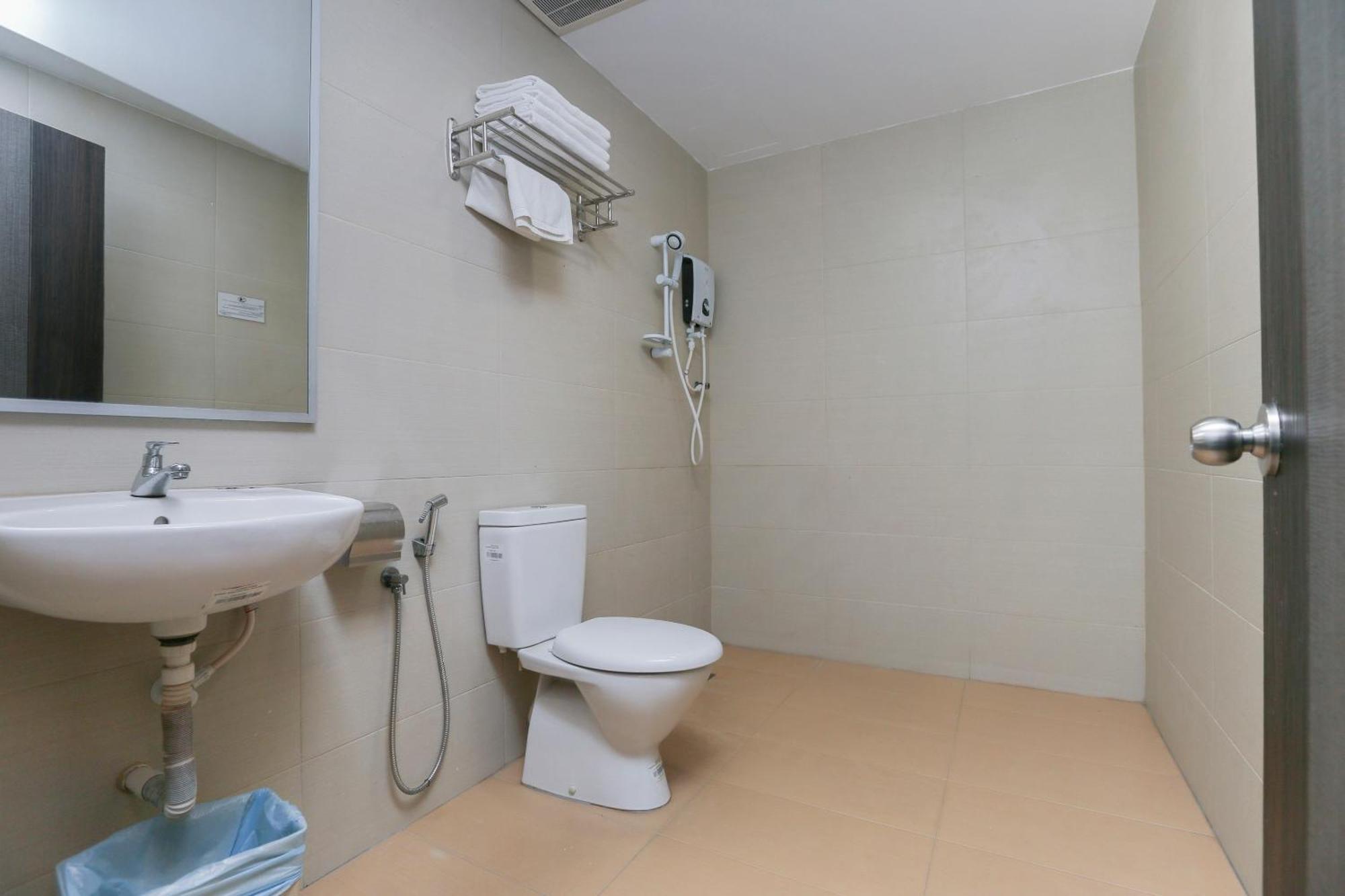 Oyo 89915 East Mount Hotel Kukup Bagian luar foto