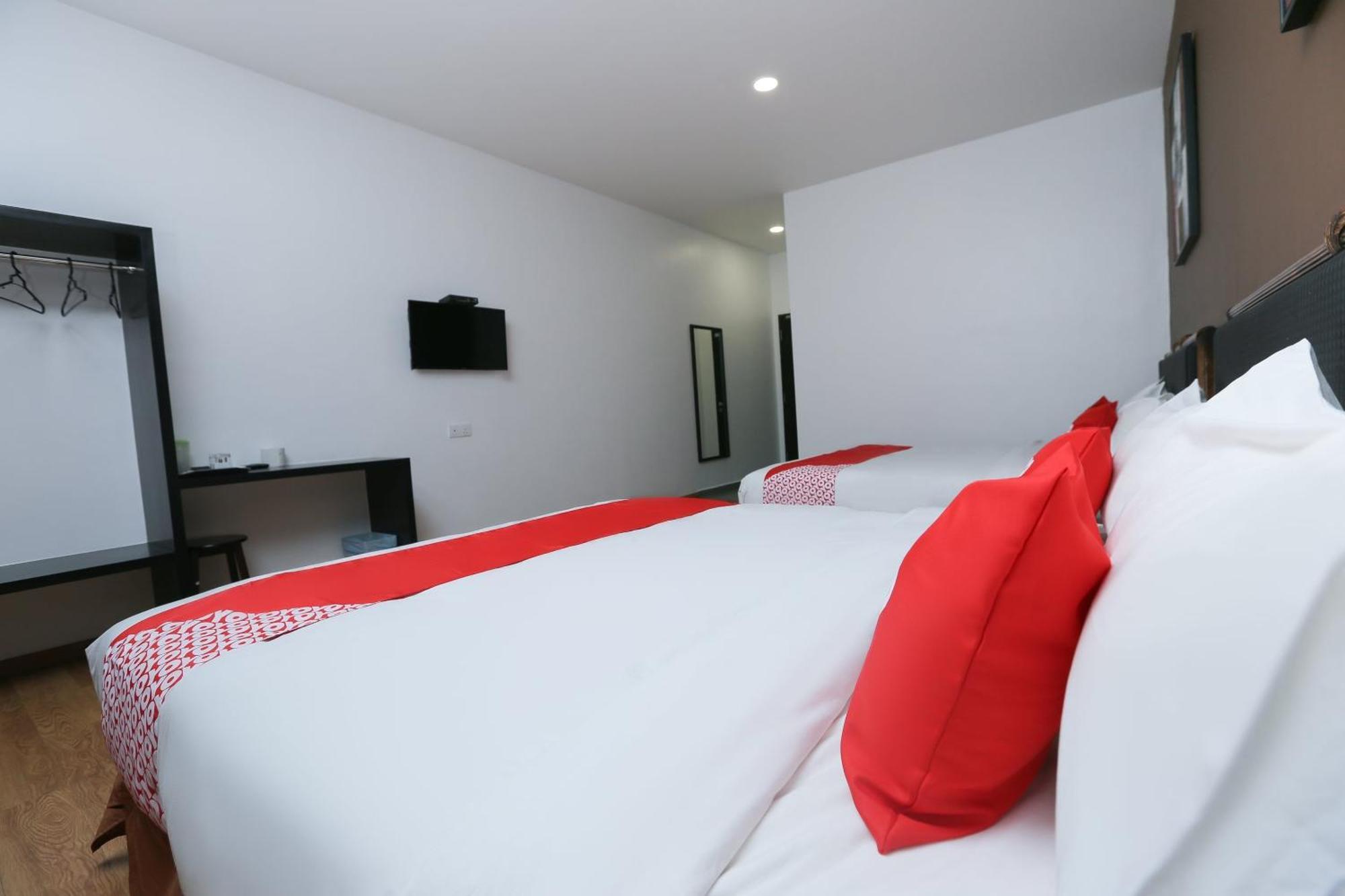 Oyo 89915 East Mount Hotel Kukup Bagian luar foto