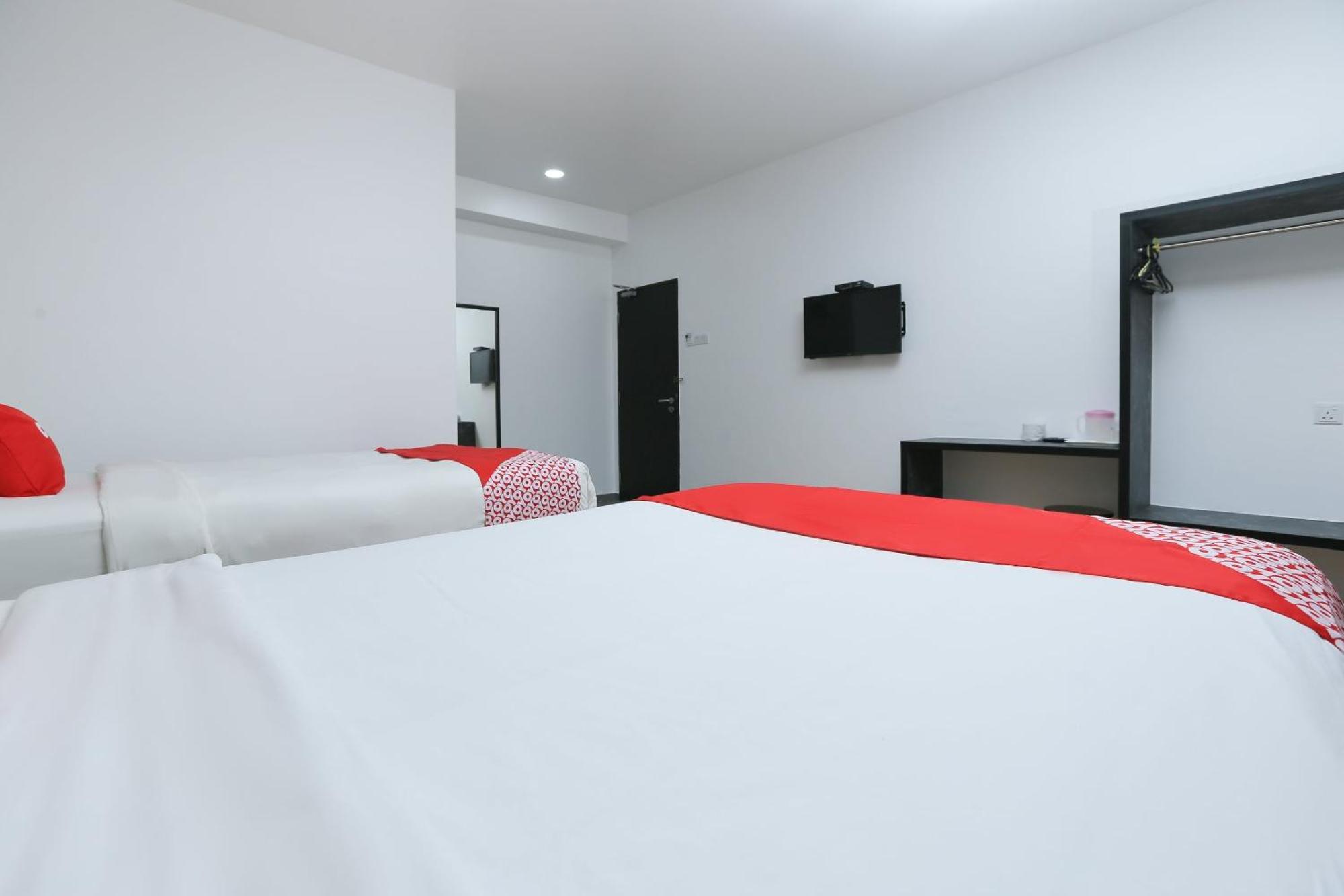 Oyo 89915 East Mount Hotel Kukup Bagian luar foto
